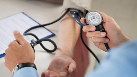 Врач пациент измерение давления