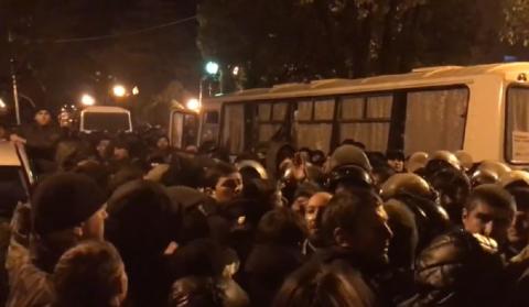 В Абхазии беспорядки: оппозиция штурмует здание парламента