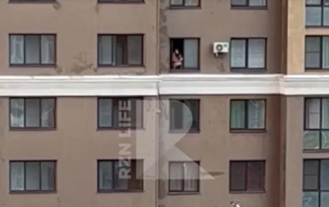 В Рязани засняли девушку, опасно сидящую на пятом этаже дома