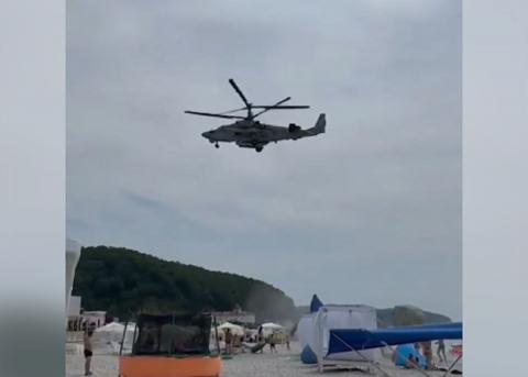 Военный вертолет испугал туристов на пляже в Краснодарском крае