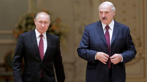 Лукашенко заявил, что они с Путиным "намертво" в одной команде