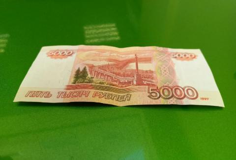 Сотрудник банка украл у ростовчанки десятки миллионов рублей
