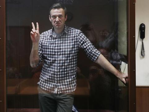 Навальный в колонии может стать токарем, пекарем или швеей