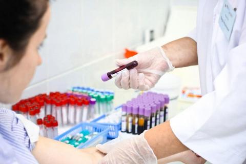 Сдача анализов крови в лаборатории