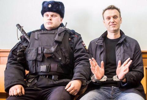 Навальный арест полицейский наручники