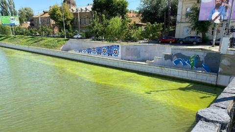 Туристов в Астрахани пугает цвет воды в каналах 