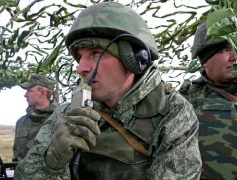 Российский военный с радиостанцией