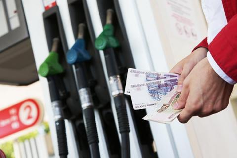В Волгограде в первый день 2021 года подорожал бензин