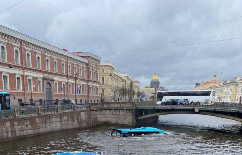 Уголовное дело возбуждено после падения автобуса в Мойку в Санкт-Петербурге
