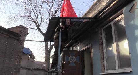 Юлия Чичерина установила Знамя Победы на здание СБУ в Мелитополе