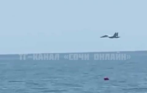 Истребитель пронесся над морем в Сочи и переполошил отдыхающих