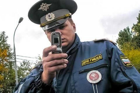 Сотрудник ДПС фотографирует ваши документы: 3 законных действия, чтобы приструнить гаишника Сотрудник ДПС фотографирует ваши документы: 3 законных действия, чтобы приструнить гаишника