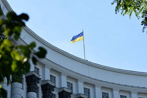 Здание правительства Украины с флагом