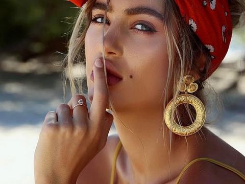 доступная женщина красивая женщина