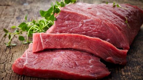 Мясо может быть опасным – медики рассказали, кому оно противопоказано