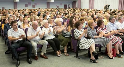 Мэр Краснодара выделил гранты 145 молодым учителям города