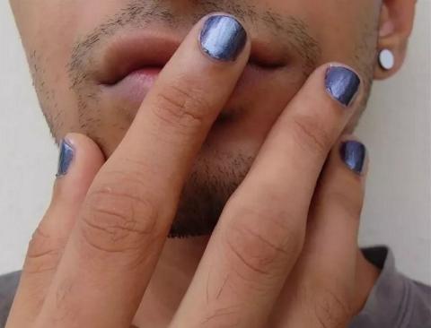 Ростовчанки требуют уволить мужчину-учителя с «тональником» и маникюром