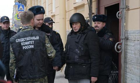 Соколова привезли на следственный эксперимент в бронежилете и каске