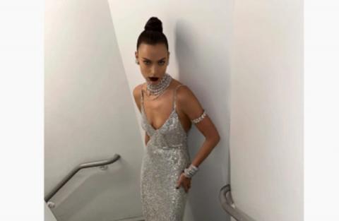 Модель Ирина Шейк снялась с оголенной грудью на бэкстейдже Met Gala