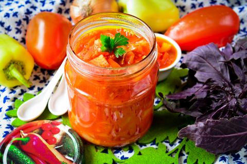 Как приготовить вкусное лечо из помидоров и болгарского перца на зиму в домашних условиях