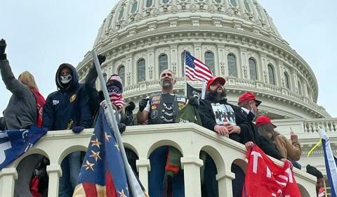 протестующие у Капитолия картинка