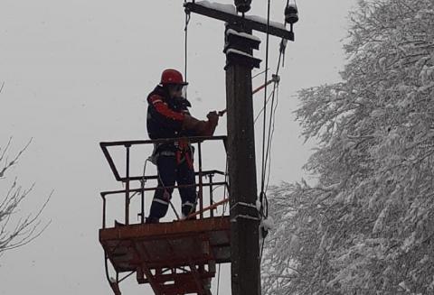 В Сочи устраняют обрывы на электросетях после снегопада