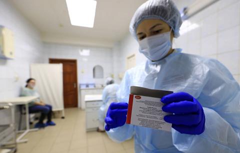 Врач держит в руках вакцину