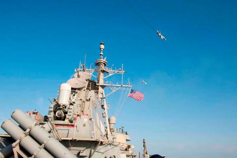 Российский Су-24 опять пролетел мимо эсминца США “Дональд Кук”