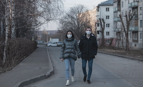 Люди в масках на улице