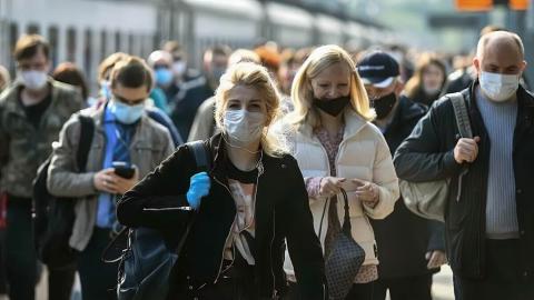 Люди в масках на улице