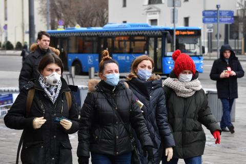Люди в масках пандемия коронавирус