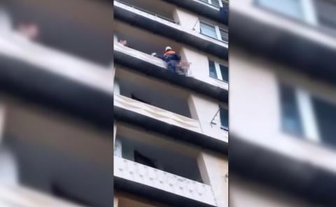 В Сочи сотрудники МЧС не дали девушке спрыгнуть с 8-го этажа