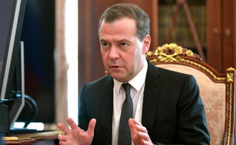Медведев поручил пересмотреть правила работы ресторанов