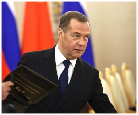 Медведев признался в том, что намеренно публикует жесткие сообщения