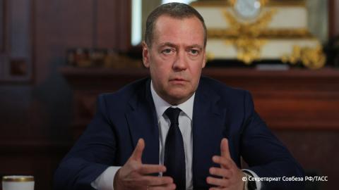 Об «извилистой тропинке» Троцкого напомнил Медведев Пашиняну