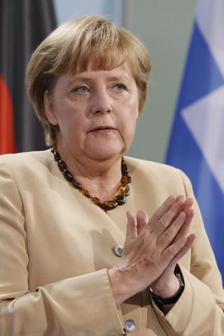 Санкции против России должны действовать дальше, заявила Меркель