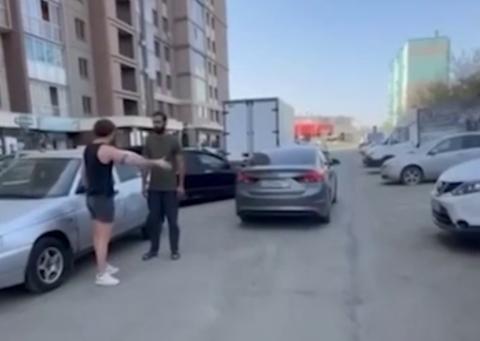 На видео попал момент, как мигрант преследовал девушек в Челябинске за их внешний вид
