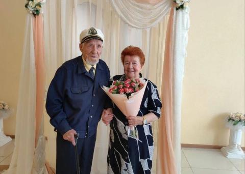 Астраханский ЗАГС зарегистрировал брак 93-летнего жениха и 86-летней невесты