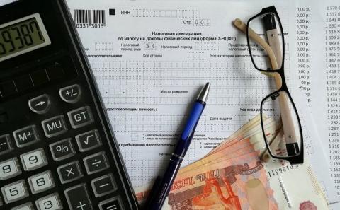 Госдума приняла закон о повышении НДФЛ на доходы выше 5 млн рублей Декларация НДФЛ, ручка, деньги и очки
