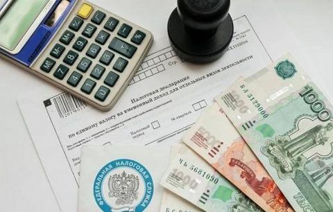 Калькулятор, налоговая декларация и деньги