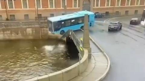 Водитель назвал отказавшие тормоза причиной падения автобуса в реку в Петербурге