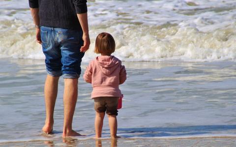 Отец и дочь на берегу моря