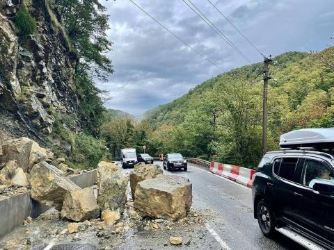 Камнепад перекрыл дорогу Джубга - Сочи