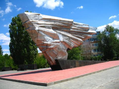 Ахтубинск, «Крыло Икара» (мемориал «Лётчикам-испытателям прошлого, настоящего и будущего») Ахтубинск, «Крыло Икара» (мемориал «Лётчикам-испытателям прошлого, настоящего и будущего»)