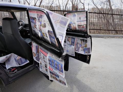 Авто-хлам, который необходим: 4 случая, когда газета в машине выручит