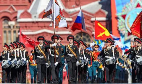 Примаков посоветовал недовольной парадом Победы представительнице интеллигенции поискать 