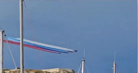 Французские летчики запутались в цветах и показали в небе российский флаг