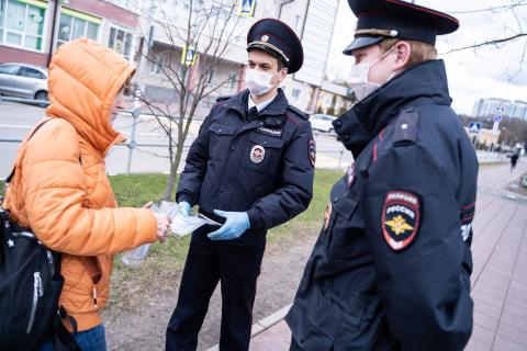 Сотрудники полиции и масочный режим