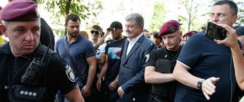 Порошенко после допроса забросали яйцами