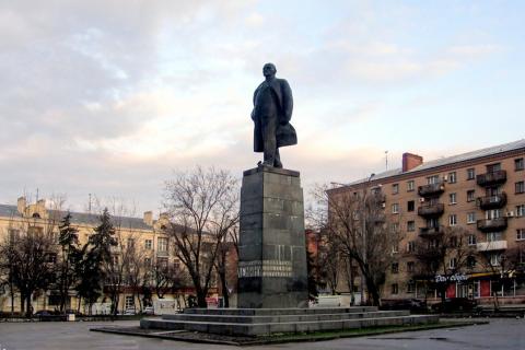В Ростове попросили сменить памятник Ленина на монумент Николаю Второму